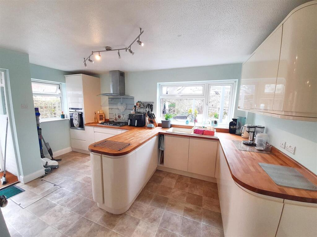 Kitchen 2 new.jpg