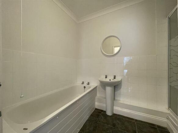 Bathroom 1.jpeg
