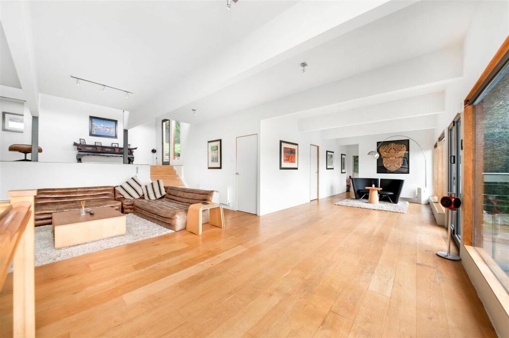 FIRST FLOOR LANDING AND LIVING AREA