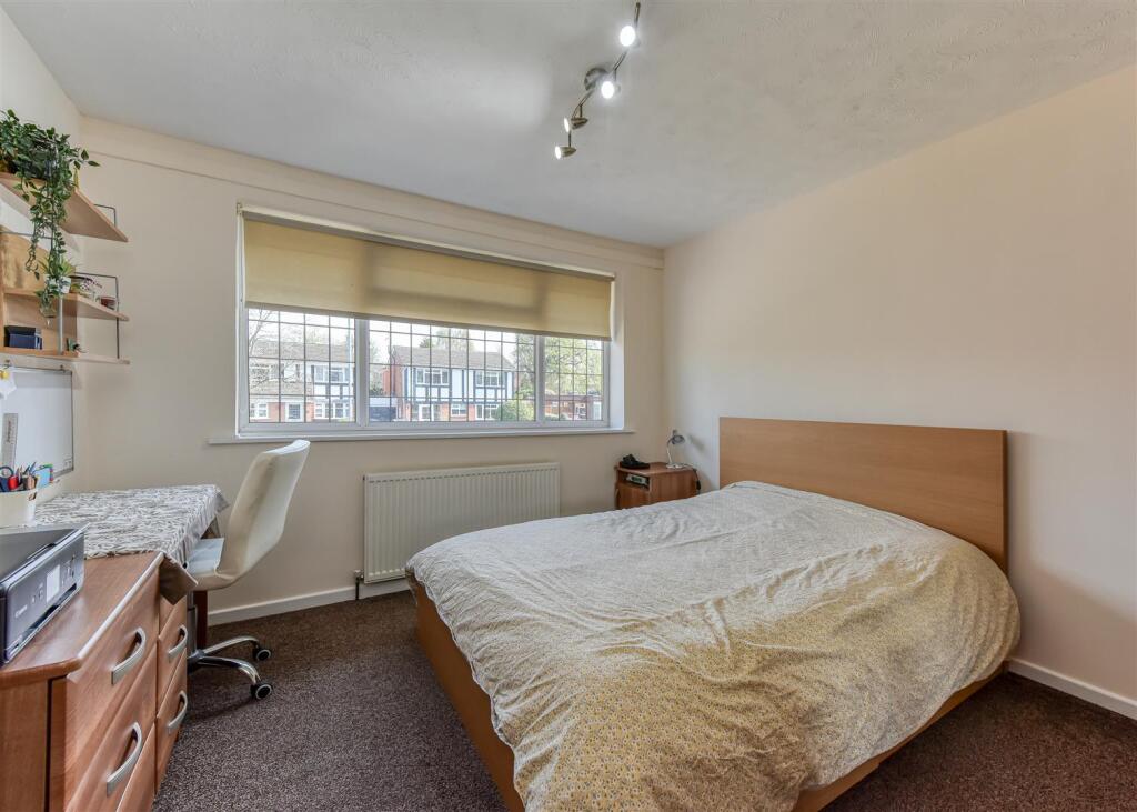 55 Woodcote Road-bed2.jpg