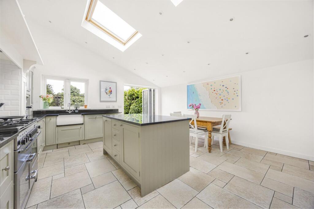 Open-plan kitchen / dining