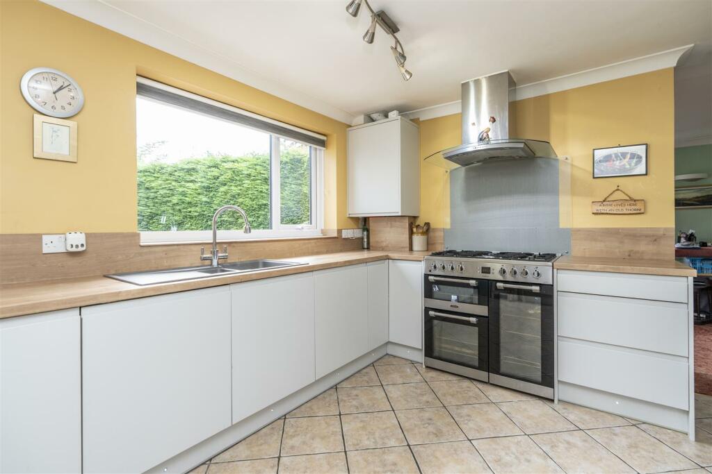 REFITTED KITCHEN :