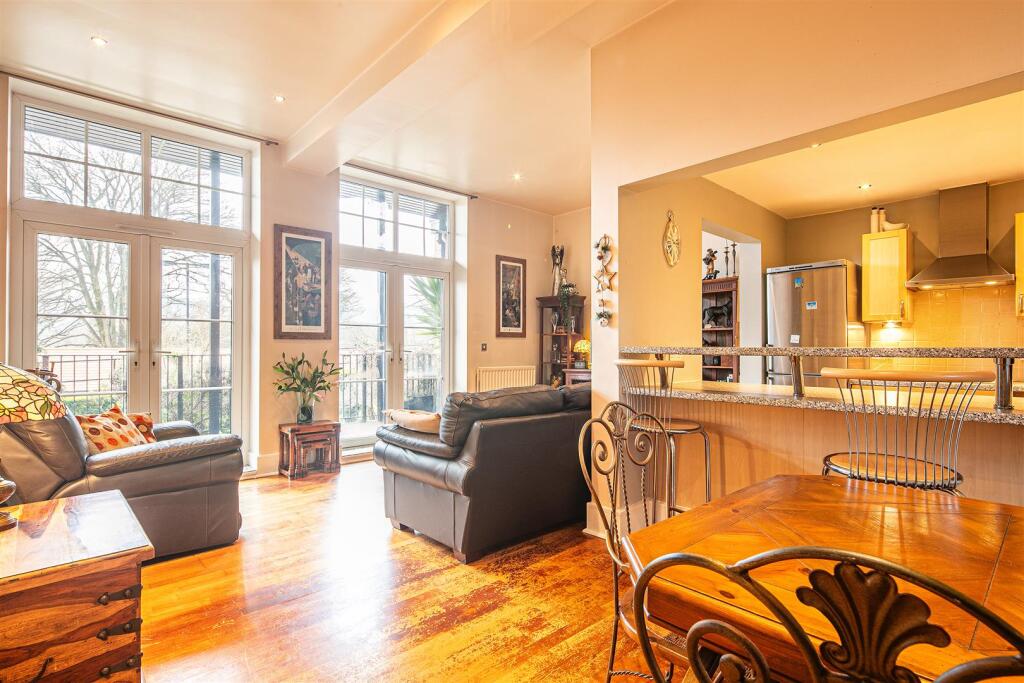 Sitting and dining areas