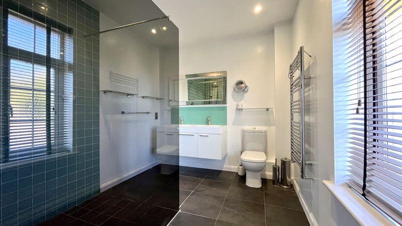 En-Suite to Bedroom 1