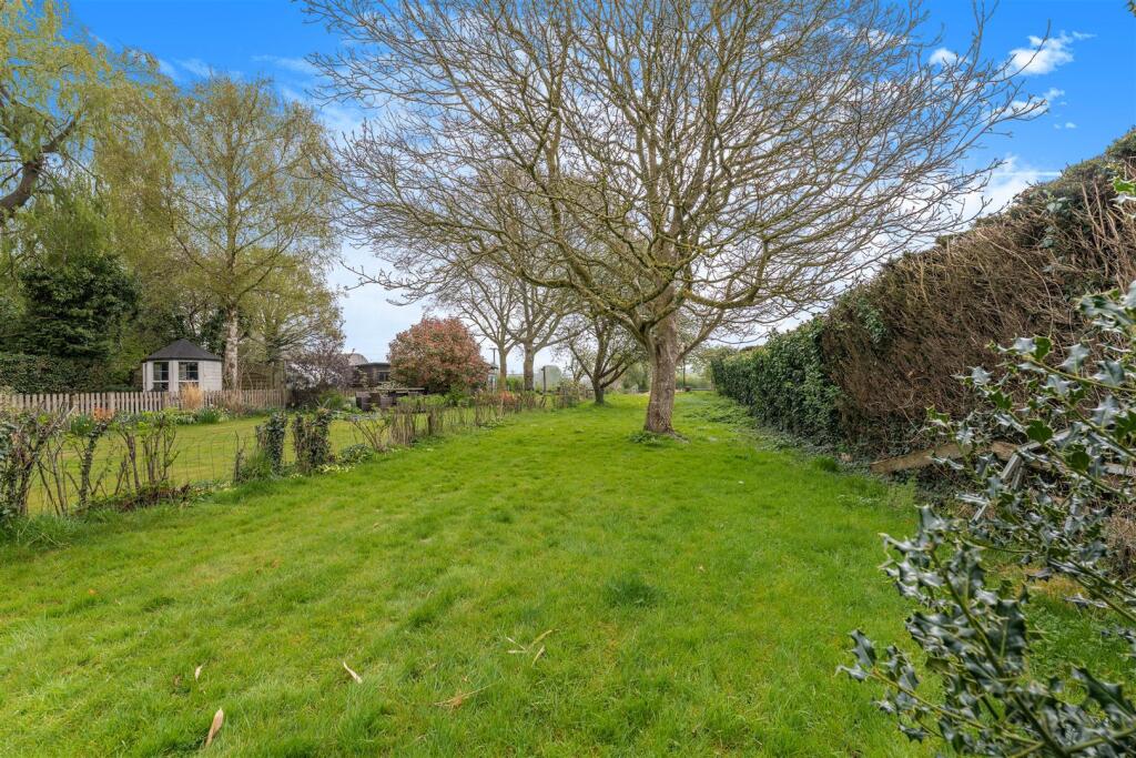 6 Gulliver's Close, Horley-21.jpg