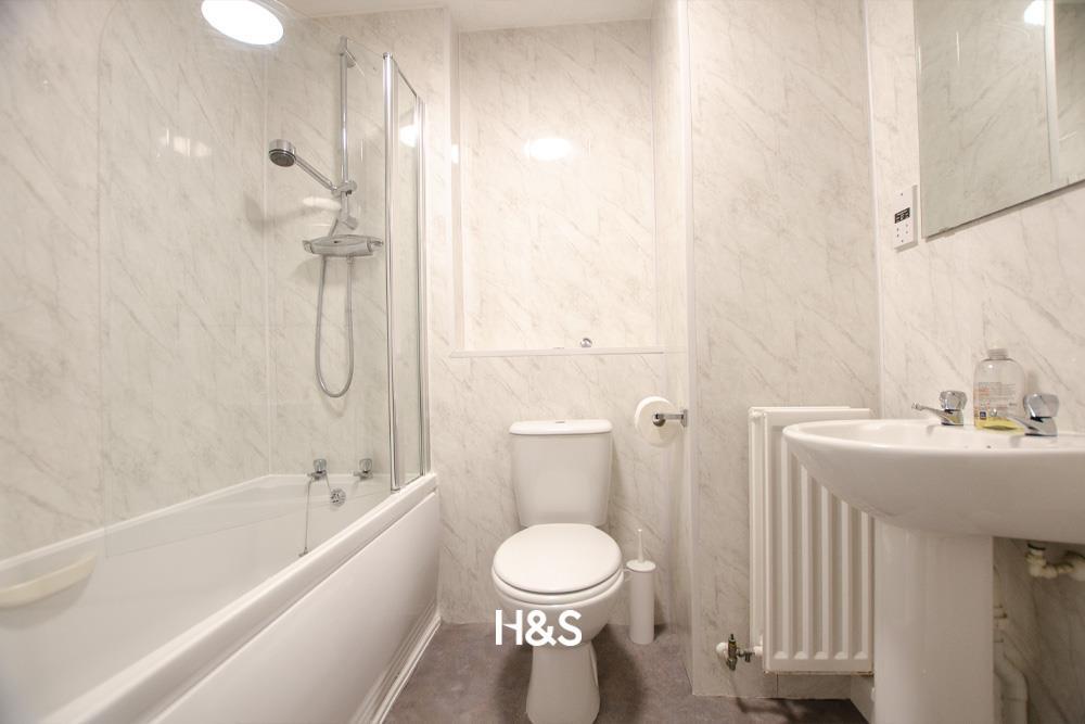 33 wharf lane - bathroom.jpg