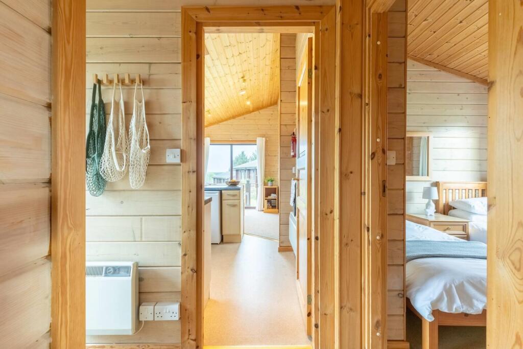 Hallway into kitchen view.jpeg