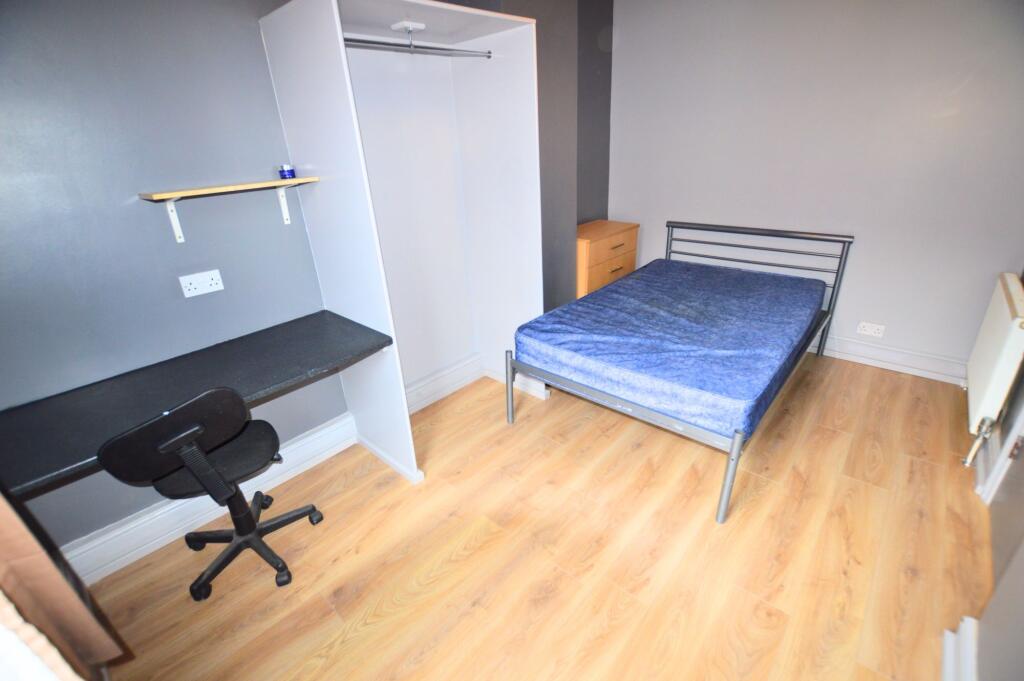 A neat and well-maintained single bedroom featu...