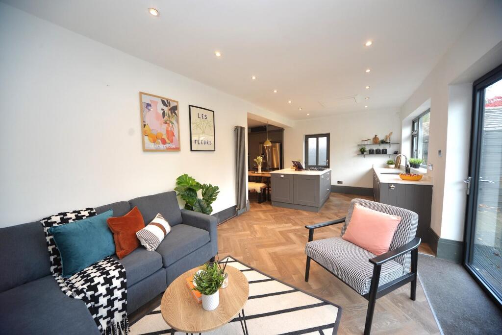 Lounge to kitchen.JPG