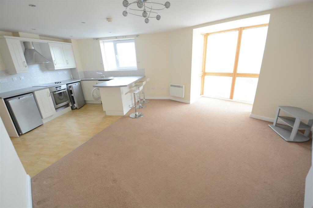 KITCHEN / DINER / LIVING