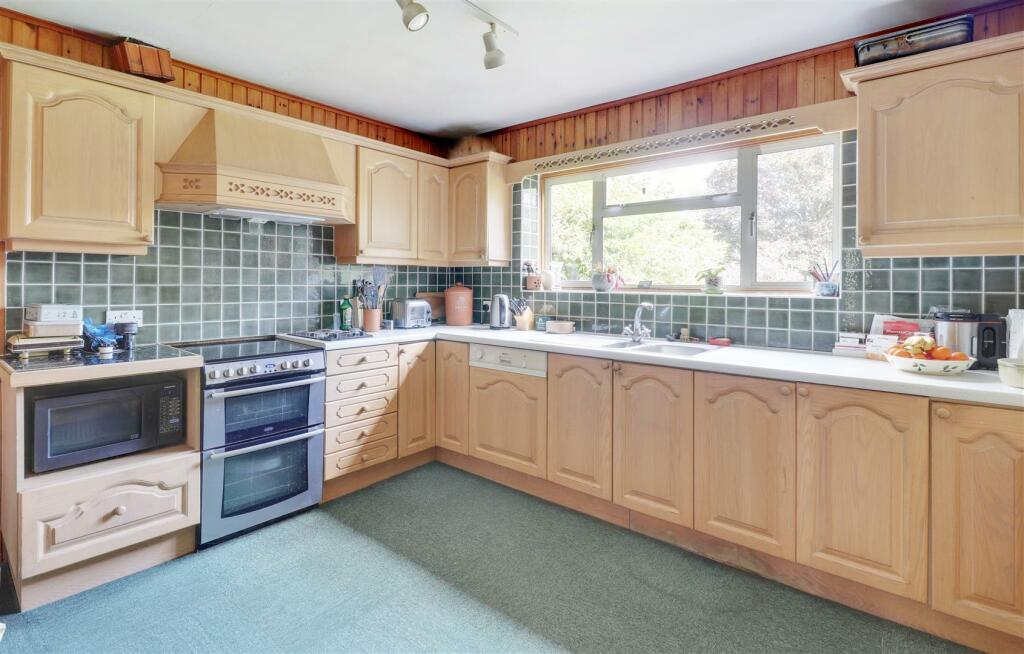 Kitchen E.jpg
