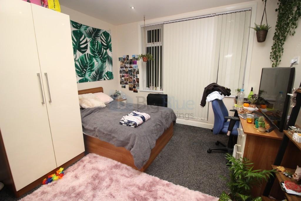 A cozy and well-maintained double bedroom featu...