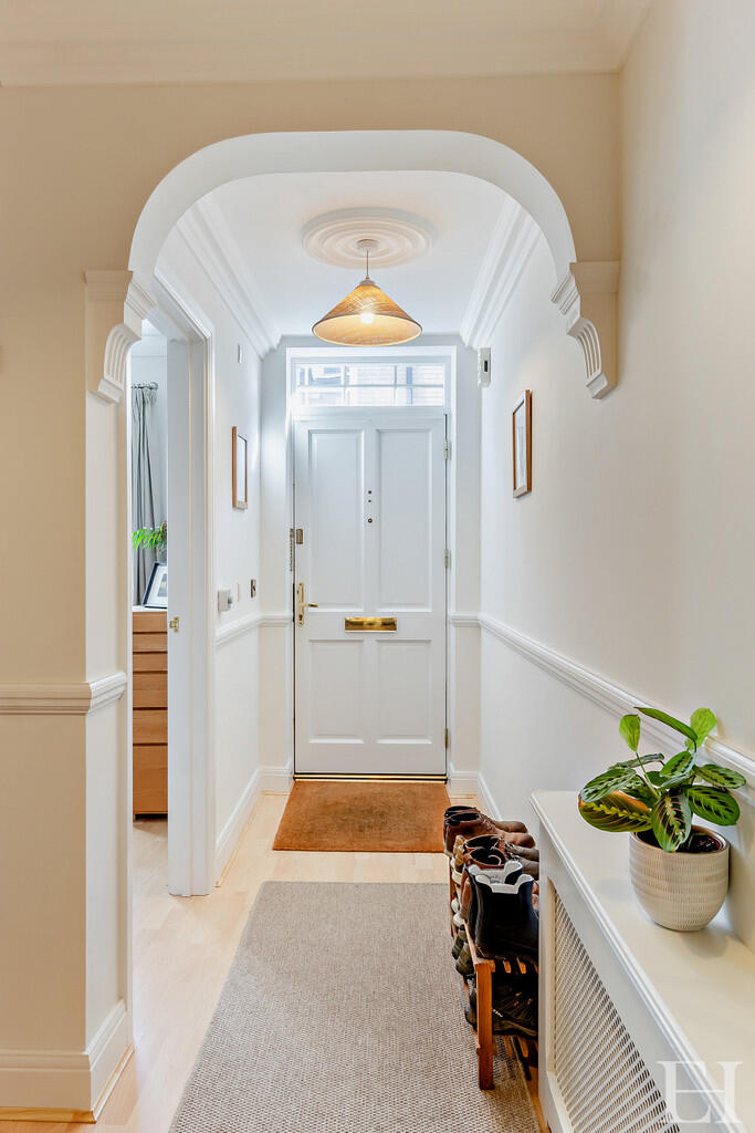 8665457-interiorW...