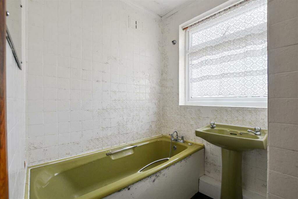01-3cb2GCWT - 208 Portland Crescent - Bathroom -Or