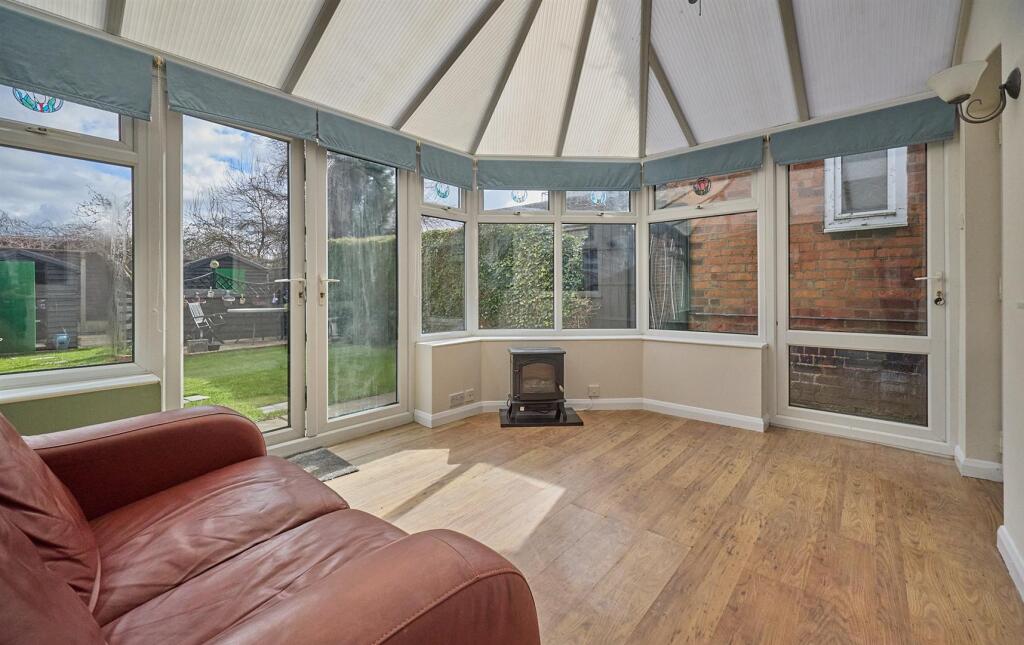 UPVC SUDG CONSERVATORY/DINING ROOM TO REAR