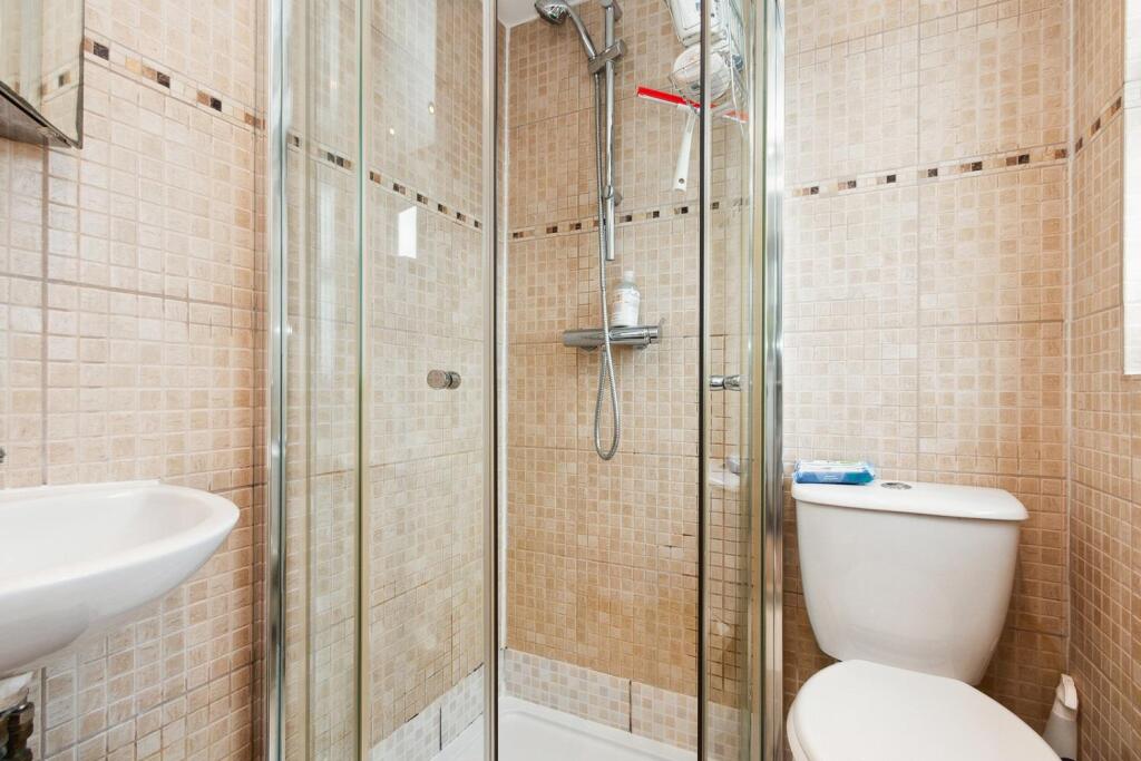 Flat 2, 4 Carter Road ensuite.jpg