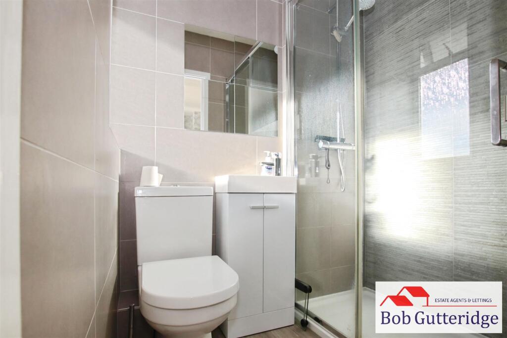 EN-SUITE SHOWER ROOM