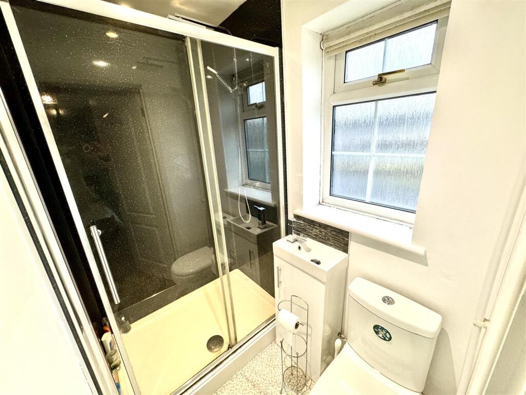 EN-SUITE SHOWER ROOM