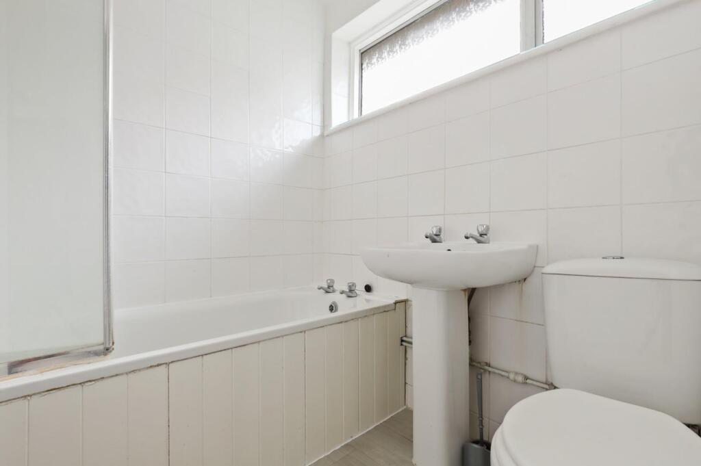 13-10e9JHPropWorld - 23 Meadow Close - 39 (1).JPG