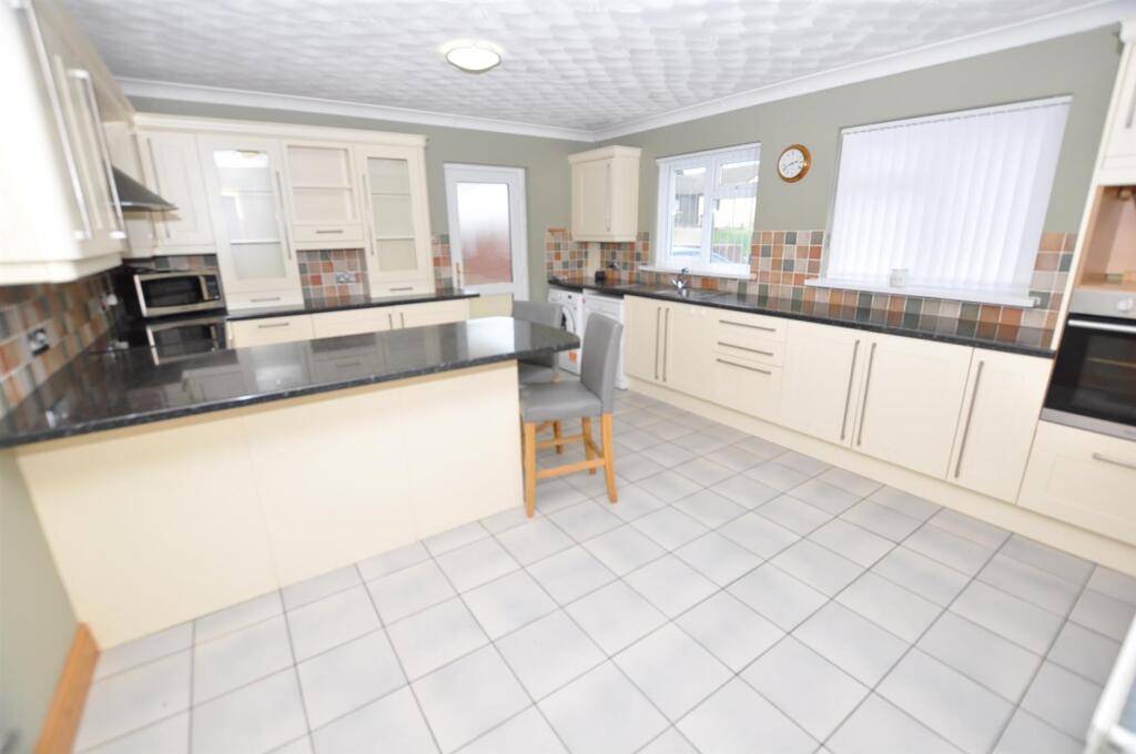 Kitchen/dining/family room