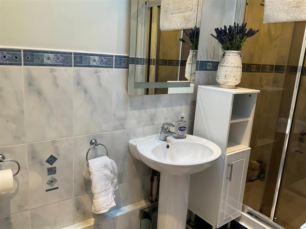 Shower Room pic1.jpg