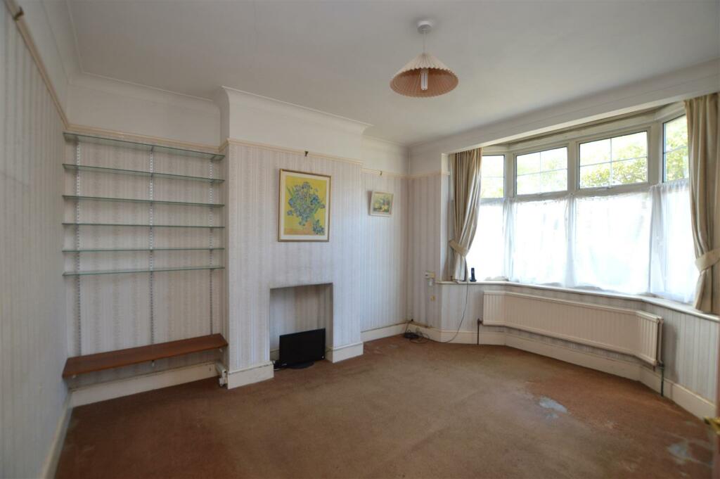 444 Hanworth Road living .JPG