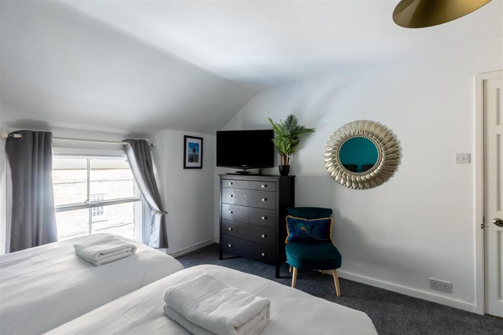 Potter Hill 33A Bedroom 1-2.jpg