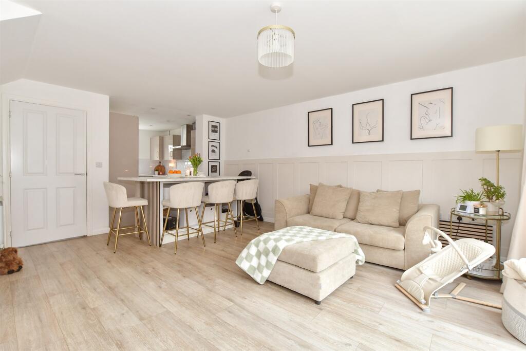 Lounge/Dining Area