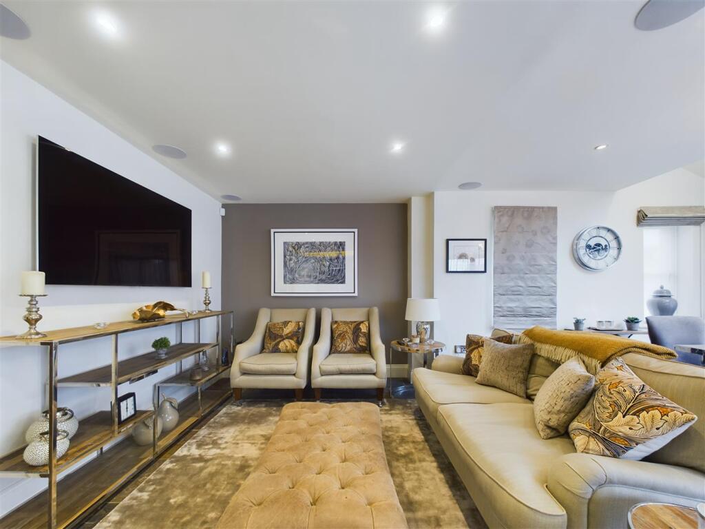 KITCHEN/RECEPTION ROOM