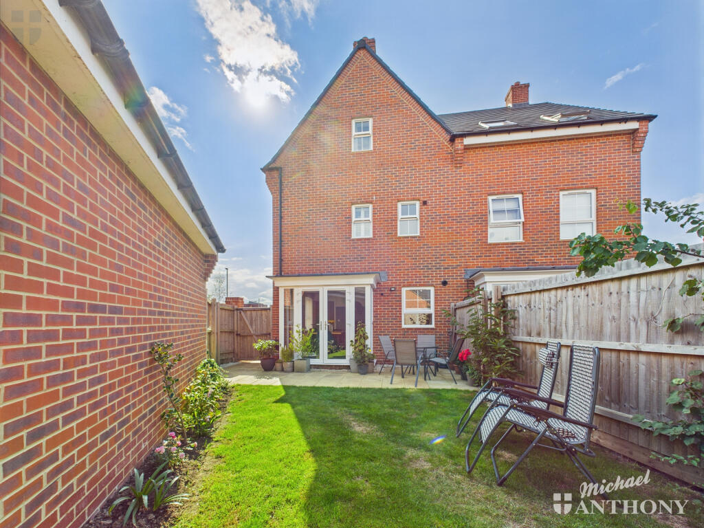 CAM03852G0-PR0374-STILL008