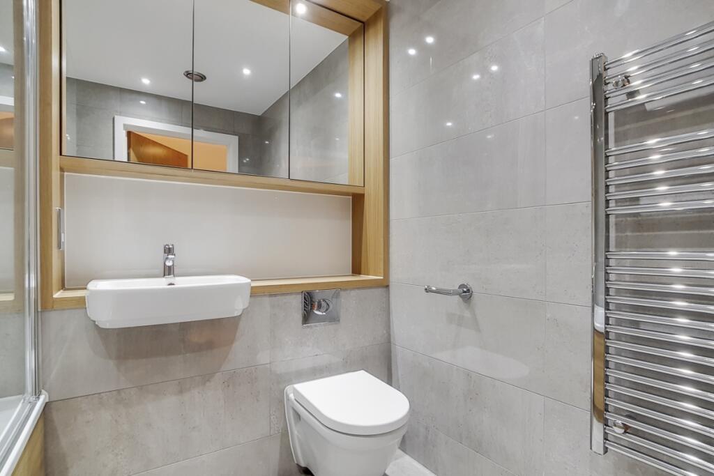 17_Bathroom_1