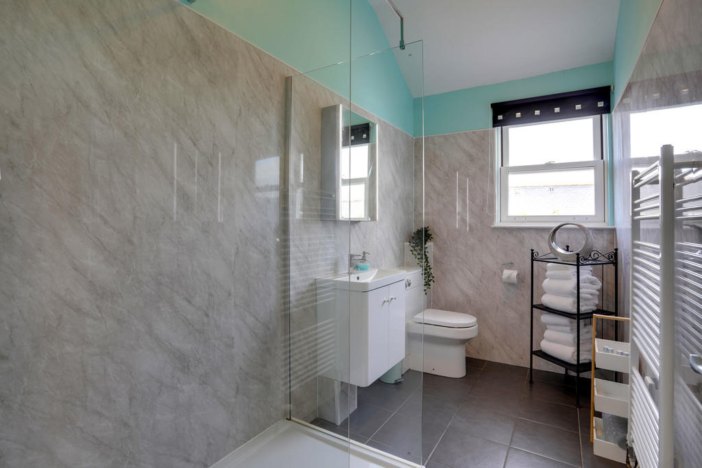 Apartment Shower ...