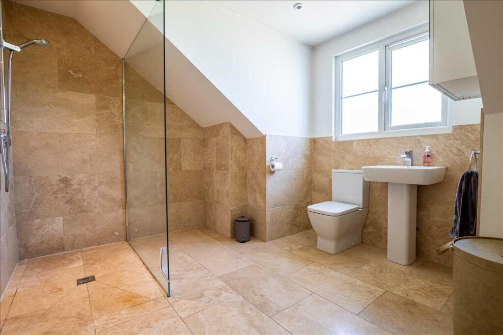 EN-SUITE SHOWER ROOM