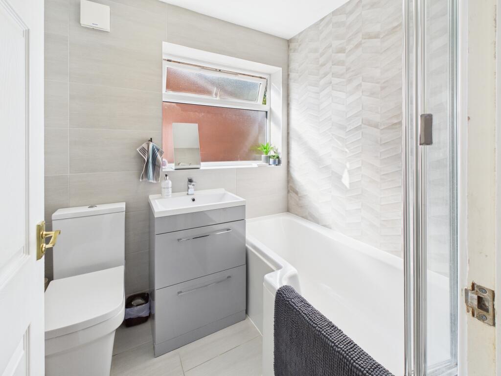 CAM04825G0-PR0172-STILL011