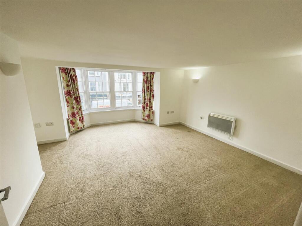 flat 3, 100a high street bedroom 1.jpeg