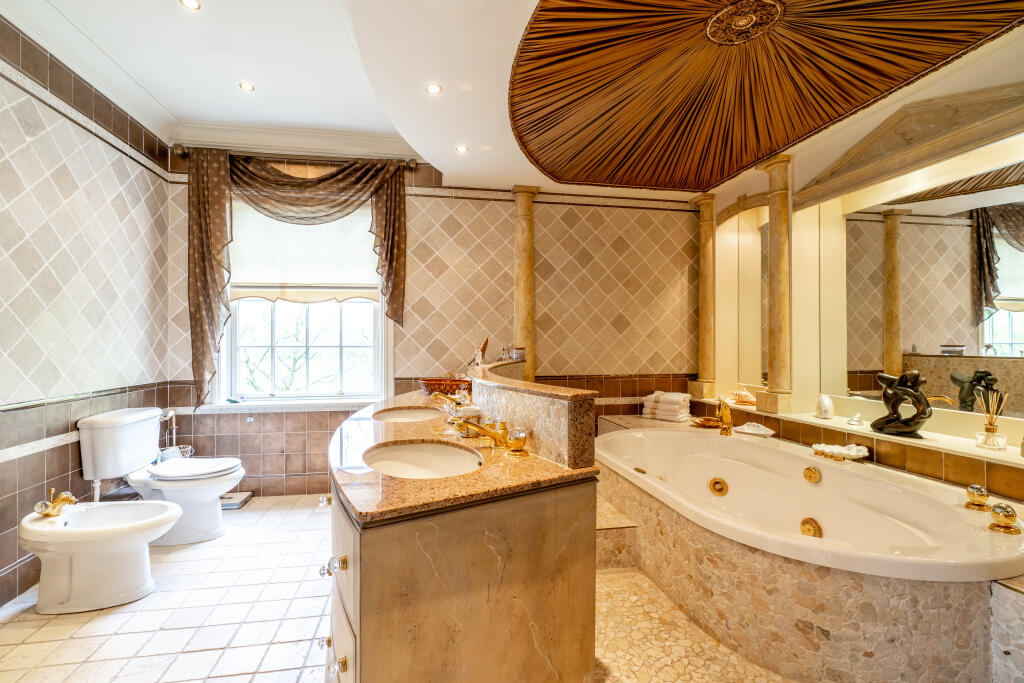 J Master En-Suite.jpg