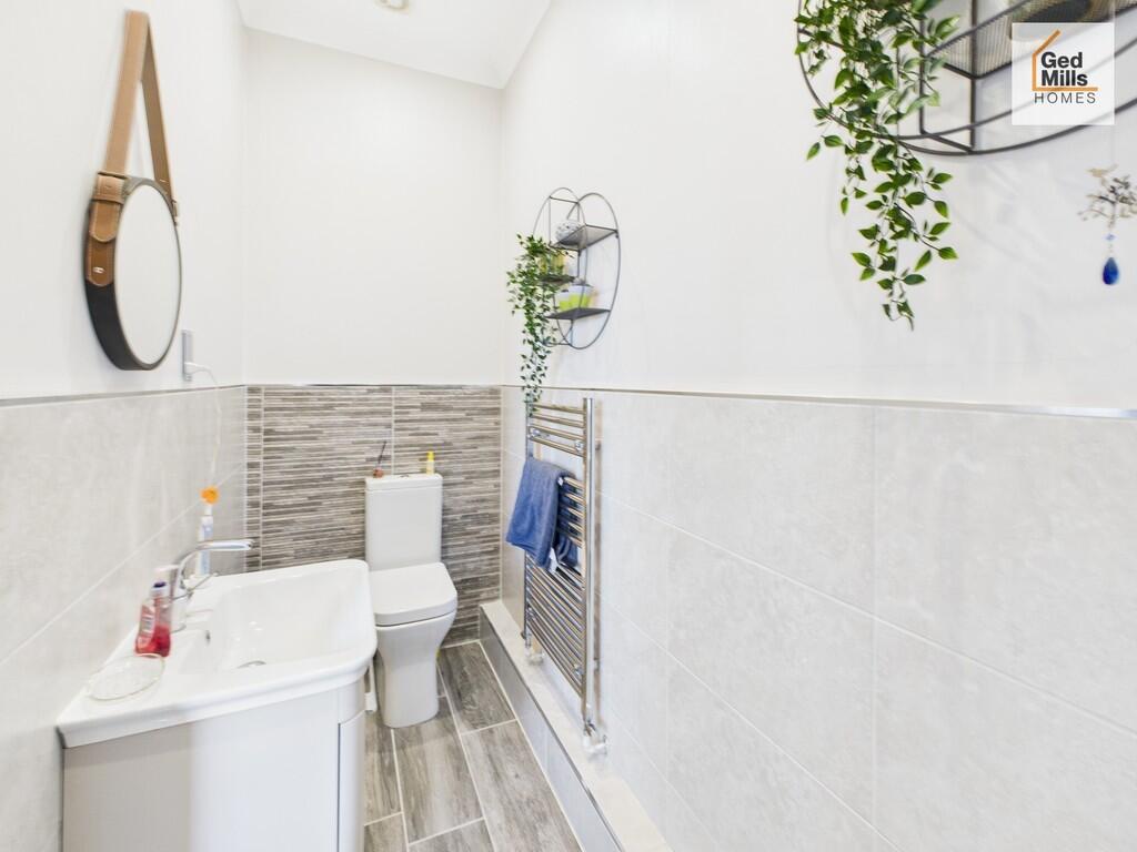 MASTER EN-SUITE