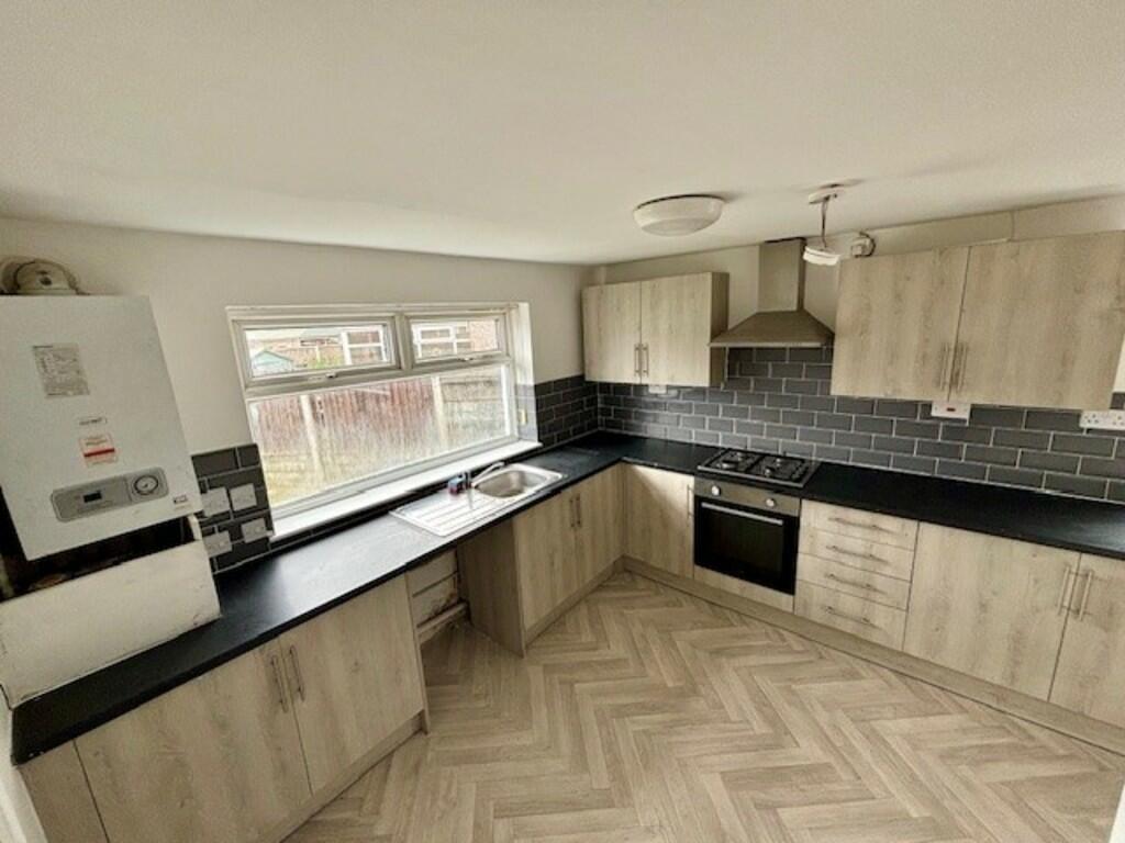 FULL KITCHEN