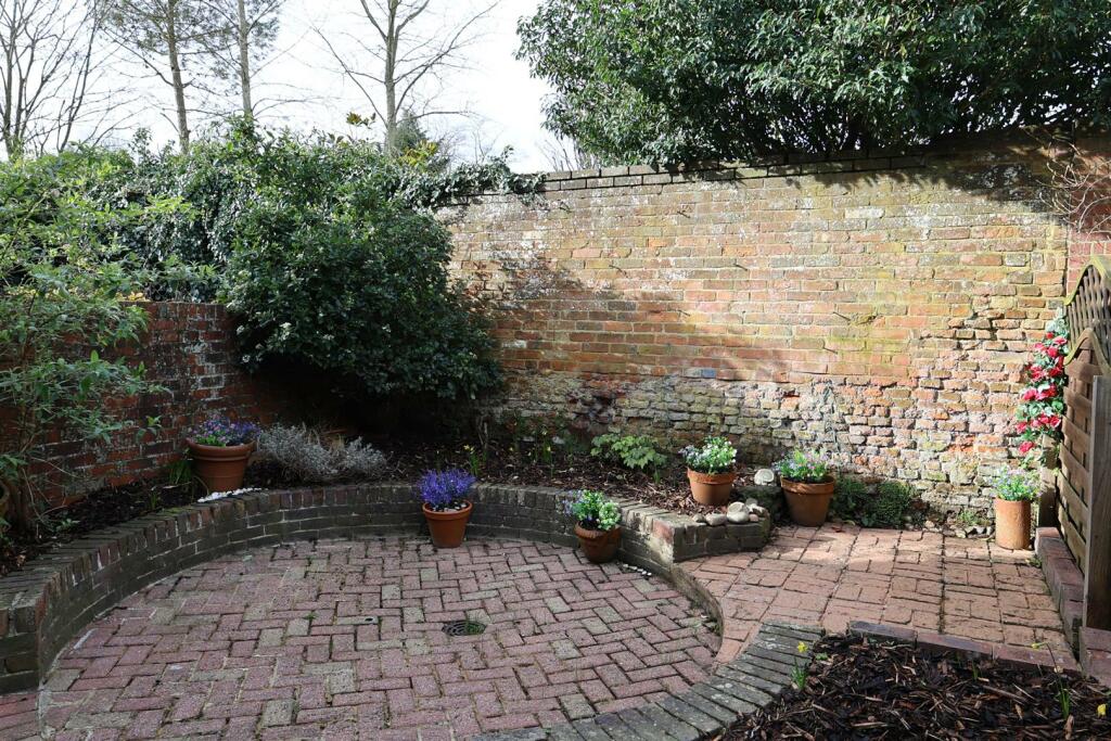 COURTYARD GARDEN