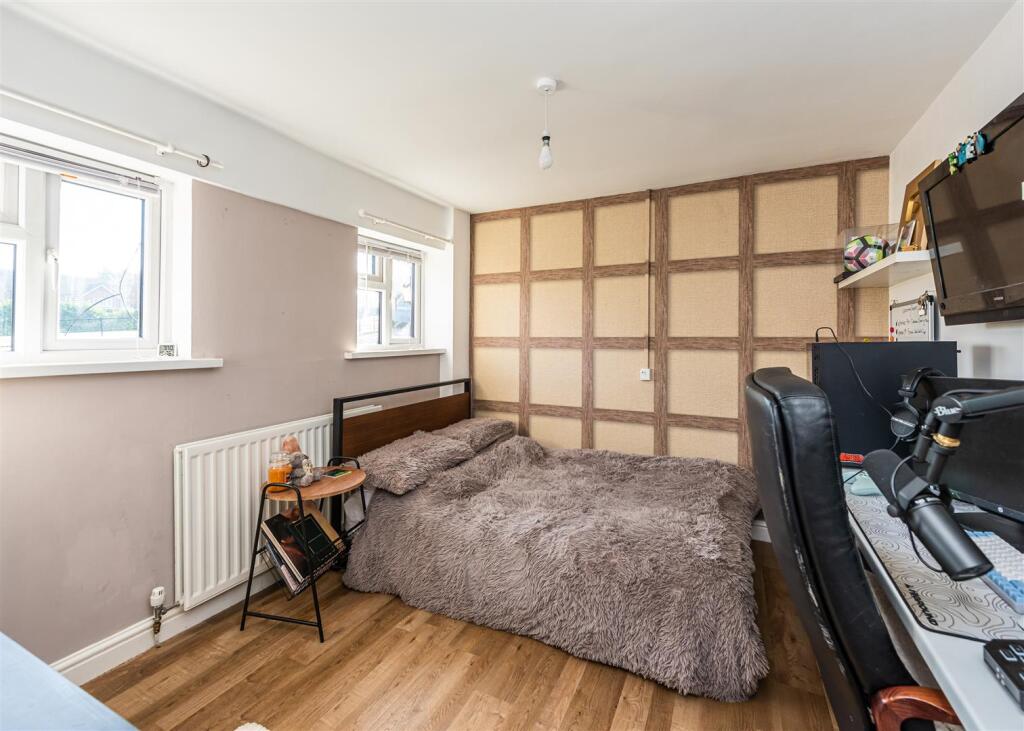 Barn End-bed2.jpg