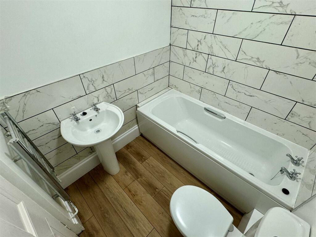 52 Terras Road Bathroom