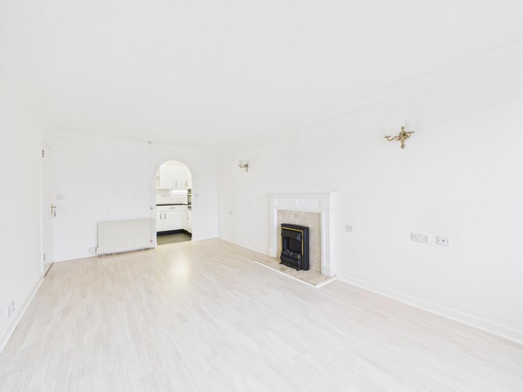 Lounge/Dining Room through to Kitchen