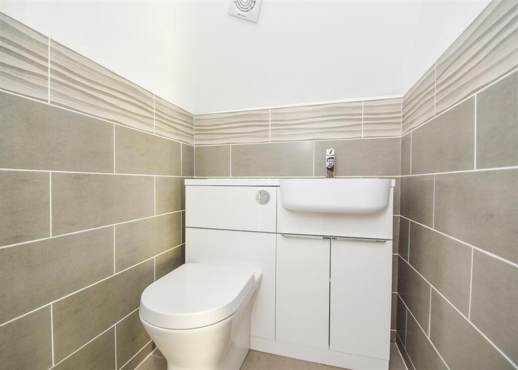 Flat 13, 267 Tettenhall Road-Bathroom WC.jpg