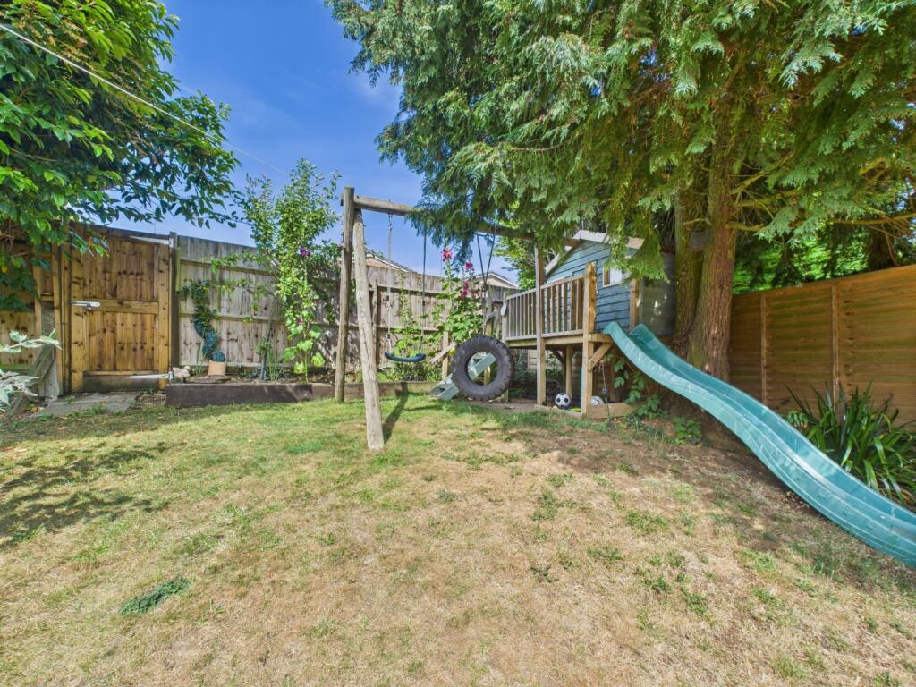 23. CAM04922G0-PR0044-STILL026