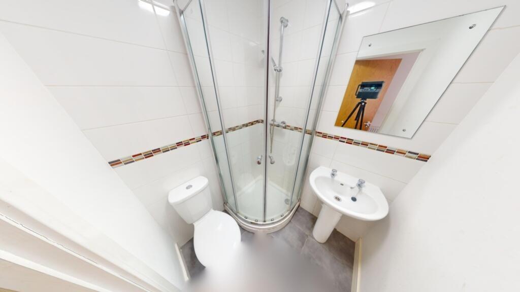 Bright and clean bathroom suite featuring a mod...