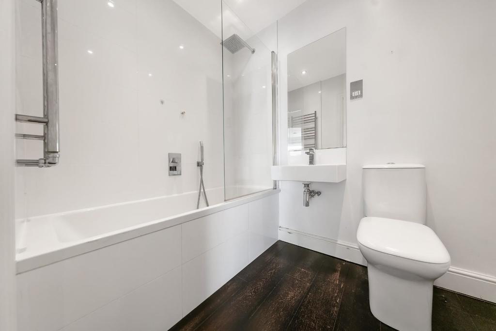 Bathroom (2).jpg