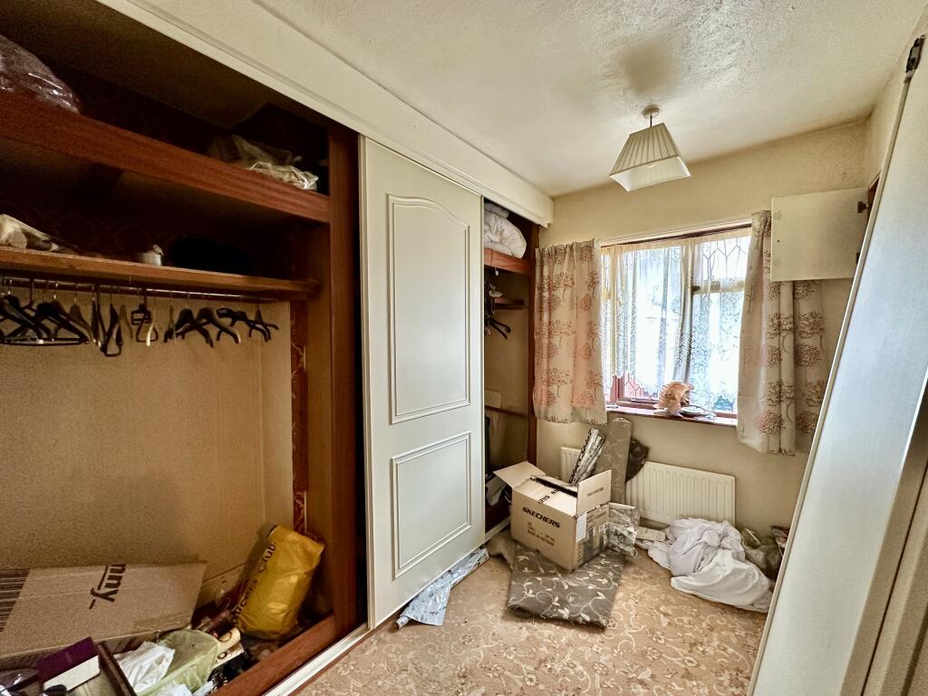 11. Master bedroom.JPG