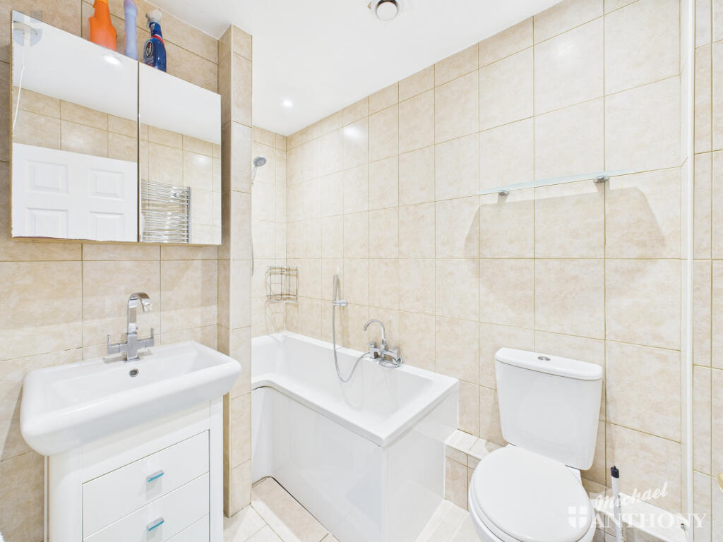 CAM03852G0-PR0433-STILL020