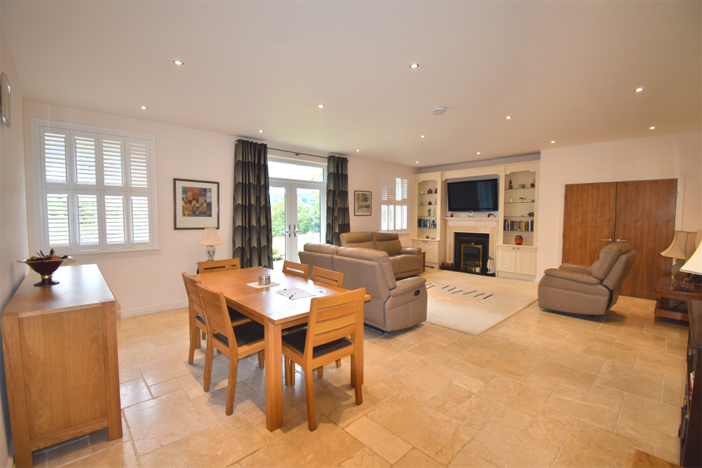 Sitting / Dining Roo