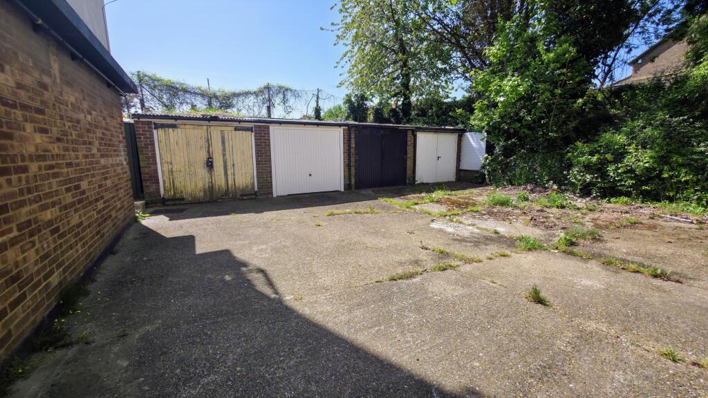 Garage en bloc (left hand side at end)